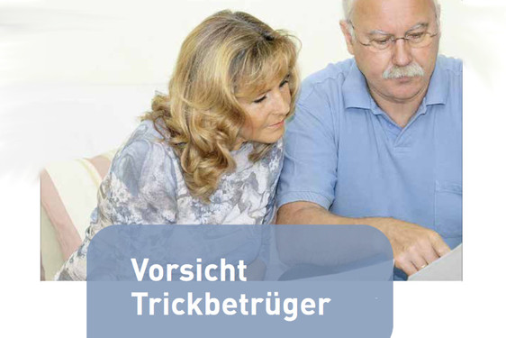 Die Deutsche Rentenversicherung verrät in der neuen Broschüre "Vorsicht Trickbetrüger" Rentner:innen den richtigen Umgang mit Trickbetrügerei.