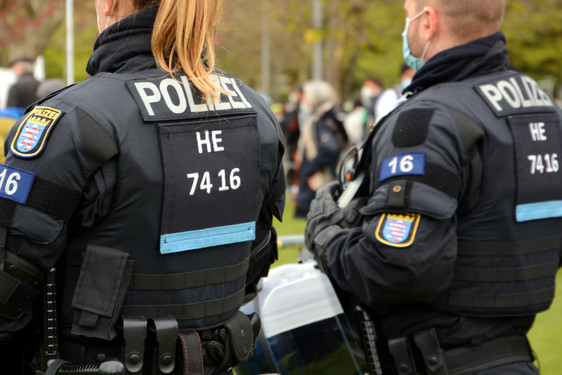 Montags-Spaziergänge und Proteste von Corona-Regel-Kritikern in Wiesbaden, dem Main-Taunus-Kreis sowie Rheingau-Taunus-Kreis. Die Polizei begleitete die Versammlungen und musste einige Ordnungswidrigkeiten feststellen.