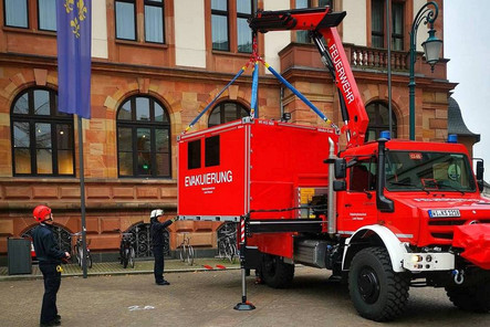 Einsatzbereit für Krisen. Darum geht es am Samstag bei der großen Katastrophenschutz-Übung "Pharos“. Als Szenario wird ein vollständiger, flächendeckender Stromausfall angenommen. In einem solchen Fall werden Katastrophenschutz-Leuchttürme aktiviert, in allen Feuerwehrgerätehäusern und mobil, wie heute auf dem Schlossplatz. Sie dienen dazu, dass Bürgerinnen und Bürger zum Beispiel Notrufe absetzten können, wenn Telefon- und Handynetze ausgefallen sind. Gerade ein "Blackout“ legt innerhalb kurzer Zeit große Teile des öffentlichen Lebens still. Darauf wollen wir ebenso vorbereitet sein, wie auf andere Szenarien.