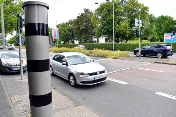 Die neue Blitzanlage am Kreuzungsbereich Moltkering / Bierstadter Straße misst sowohl Geschwindigkeits- als auch Rotlichtverstöße.