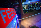 Ein kleines Feuer hat einen großen Schaden in der Nacht zum Montag in einem Gastro- und Einkauf-Center in Mainz-Koshteim verursacht. Die Feuerwehr löschte den Brand und entrauchte das Gebäude.