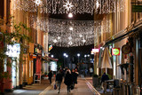 Lichtinstallationen setzen die Wiesbadener Altstadt in der Vorweihnachtszeit stimmungsvoll in Szene.