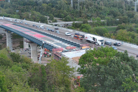 Bei Bauarbeiten war es zum Wochenbeginn unter der Salzbachtalbrücke zu einem kleinen Erdrutsch gekommen. Salzbachtalbrücke Richtung Rüdesheim weiter nur einspurig.