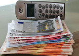 Betrüger am Telefon veranlassen Seniorin zu Überweisungen von mehreren Tausend Euro.