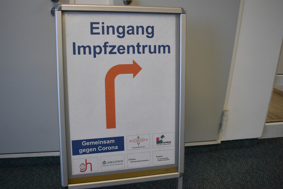 Die Impfzentren im Luisenforum und der DKD an Christi Himmelfahrt, Donnerstag, 26. Mai, Pfingstmontag, 6. Juni, sowie Fronleichnam,  16. Juni, sowie an den Brückentagen Freitag, 27. Mai, und Freitag, 17. Juni, geschlossen.