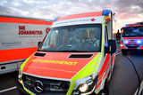 Am Donnerstagmittag stürzte ein Pritschenwagen im Wiesbaden-Kastel einen knapp 2 Meter tiefen Abhang herunter, alle drei Insassen wurden bei dem Unfall verletzt.