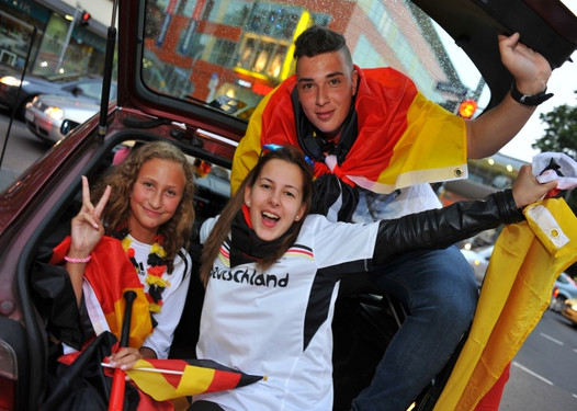 Polizei stimmt mit Fans Deutschland Hymne in Wiesbaden