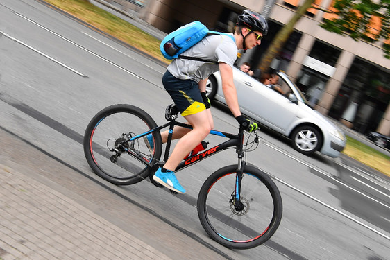 Ab Montag werden Rafahrerinnen und Radfahrer in Wiesbaden befragt.