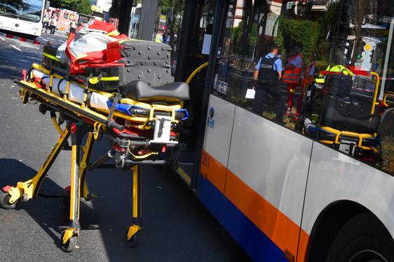 Fahrgast stürzt noch Vollbremsung von Linienbus am Donnerstag in Wiesbaden-Biebrich. Der Mann wurde von Rettungssanitätern medizinisch versorgt.