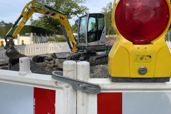 Vollsperrung der Angelsachsenstraße in Wiesbaden-Delkenheim wegen Bauarbeiten.