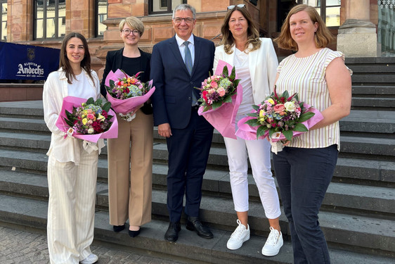 Wiesbadens Oberbürgermeister Gert-Uwe Mende hat am Dienstag, 4. Juli, die vier neue Dezernentinnen im Rathaus begrüßt.