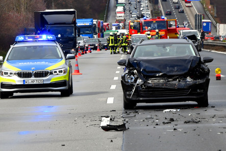 Plötzlicher Bremsvorgang löst Massenkarambolage auf der A3 bei Wiesbaden-Breckenheim am Freitagnachmittag aus.