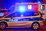 Ein berauschter Mann griff an Donnerstagabend Polizeibeamt:innen in Wiesbaden an. Zwei Einsatzkräfte wurde dabei verletzt.