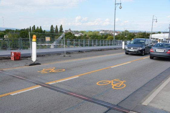 Radfahrer auf der Theoder-Heuss-Brücke