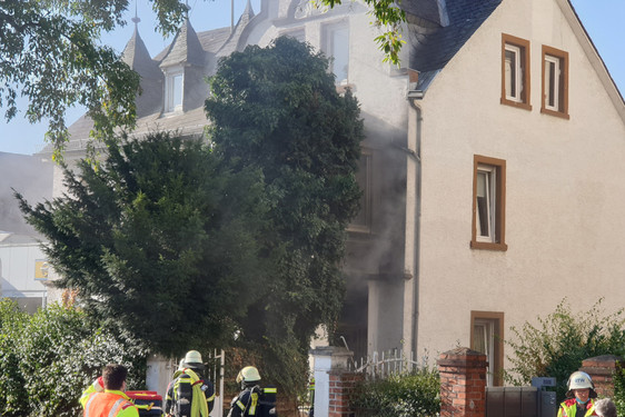 In einer Erdgeschosswohnung eines Mehrparteienhauses in Wiesbaden-Schierstein hat es am Mittwochmorgen gebrannt.