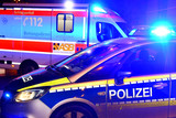 Eine Frau lehnte am Montagabend in Wiesbaden die medizinische Behandlung abgelehnt und beleidigte die Einsatzkräfte. Dann fuchtelte sie noch mit einer Waffe herum. Die Polizei nahm die 48-Jährige daraufhin fest.