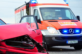 Ein verletzter Autofahrer und mehrere Tausend Euro Sachschaden bei Auffahrunfall am Mittwoch in Wiesbaden-Biebrich.