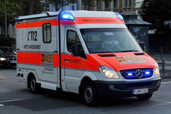Autofahrer kollidiert in Wiesbaden-Biebrich mit einem Roller. Der Rollerfahrer wird verletzt und von einer Rettungswagenbesatzung versorgt.