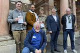 In Wiesbaden verlieh OB Mende das Sportabzeichen in Gold an Angehörige der US Army.