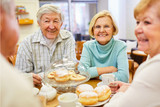 Austausch und heitere Impulse für ältere Menschen in Wiesbaden-Biebrich bei Kaffee und Kuchen.