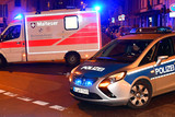 Eine 55-jährige Frau wurde am Donnerstag in einer Wohnung in Wiesbaden-Klarenthal vermutlich von einem 60-jährigen Mann mit einem Messer schwer verletzt. Die Polizei nahm den Täter fest. Sanitäter:innen versorgten das Opfer.
