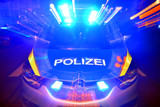 Ein Exhibitionist an einer Bushaltestelle in Wiesbaden erschreckte in der Nacht zum Samstag eine Frau.