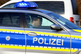 In Wiesbaden haben am Samstag zwei Jugendliche mit Getränken auf fahrende Auto geschmissen.