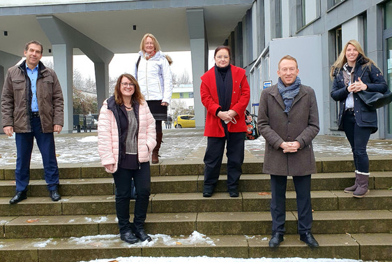 Sozialdezernent Manjura dankt den Trägern der Grundschulkinderbetreuung für ihr Engagement.