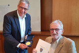 In Wiesbaden erhielt Stadtrat a.D. Ulrich Winkelmann die Bürgermedaille in Gold aus den Händen von Oberbürgermeister Mende.