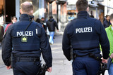 In der Wiesbadener Mauergasse musste am Samstag, 15. Juni, die Polizei einen Mann wegen volksverhetzender Beleidigung festnehmen.