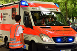 Fußgängerin von Auto am Donnerstag in Wiesbaden-Schierstein angefahren und verletzt. Rettungssanitäter im Einsatz.