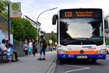 Mit dem Bus und ESWE Verkehr zum Schiersteiner Hafenfest. Es wird zu dem das Veranstaltungsticket  angeboten.