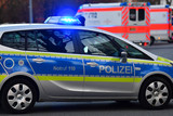 Ein 50-Jähriger Mann wurde am Montagnachmittag in Wiesbaden von zwei Personen bei einer Auseinandersetzung verletzt. Sanitäter versorgen das Opfer.