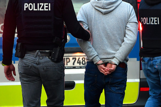 In der Nacht zum Dienstag wurde in Wiesbaden eine 3-köpfige Personengruppe nach einem Diebstahl aus einem unverschlossenen Fahrzeug von der Polizei festgenommen.