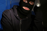 Am Freitagabend erwischte ein Bewohner eines Hauses in Wiesbaden einen Einbrecher im Keller. Es kam zu einem Gerangel.