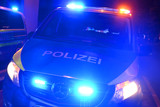 Ein Autofahrer flüchtete in der Nacht von Donnerstag auf Freitag in Wiesbaden vor einer Polizeistreife. Nach einer kurzen Flucht verunfallte der Flüchtige.