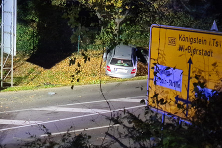 Eine Auto-Fahrerin hat am Samstagabend die Kontrolle über ihren Mercedes verloren und ist  im Abfahrtsbereich der B455 über den Grünstreifen gepflügt. Der Wagen hob ab und flog in der Folge auf den Siegfriedring.