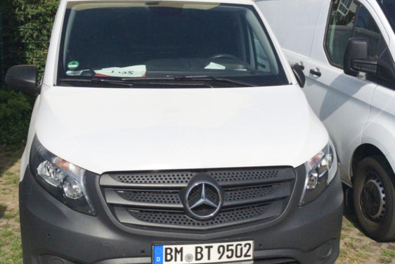 Lieferwagen der Marke Mercedes Vito mit allen Paketen am Montag in Wiesbaden gestohlen. Hinweisgeber gesucht.