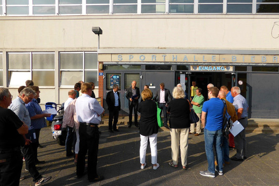 Die Teilnehmer des Arbeitskreises bei der Besichtigung der Sporthalle am Dyckerhoff-Sportfeld in Biebrich.