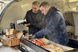 Der beliebte Nachmittags-Wochenmarkt auf dem Wiesbadener Luisenplatz ist zurück! Seit dem 6. Februar können Besucherinnen und Besucher wieder jeden Donnerstag  frische, saisonale Produkte einkaufen – und das ganz entspannt am Nachmittag. Zum Auftakt der neuen Saison gab es nicht nur leckere Spezialitäten, sondern auch eine außergewöhnliche Spendenaktion mit Oberbürgermeister Gert-Uwe Mende und Profikoch Bernd Zehner.