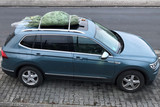 Der ADAC gibt Tipps zum Weihnachtsbaum-Transport in Wiesbaden.