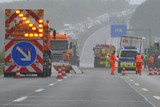 Aufräumen nach schwerem Lkw-Unfall in der Nacht zum Donnerstag auf der A3 bei Wiesbaden-Auringen. Zahlreiche Firmen und Kräfte waren mit den Bergungs- und Reinugungsarbeiten über Stunden beschäftigt.