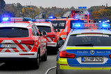 Ein Autofahrer ist am Samstag auf der A3 zwischen Niedernhausen und Wiesbaden-Auringen in ein Stauende gekracht. Dabei wurden mehrere Personen verletzt. Rettungskräfte waren im Einsat6z.