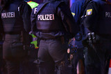 Ein Ladendiebstahl endete am 2. Weihnachtsfeiertag in Wiesbaden mit Androhung der Dienstwaffe von Polizist:innen. Der Täter konnte später festgenommen werden.