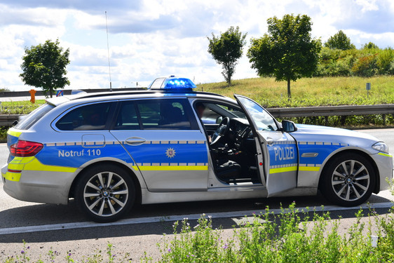 Entlaufener Bulle verursacht einen Unfall auf der Autobahn 671 zwischen Erbenheim und Hochheim. Das musste anschließend von der Polizei erschossen werden.