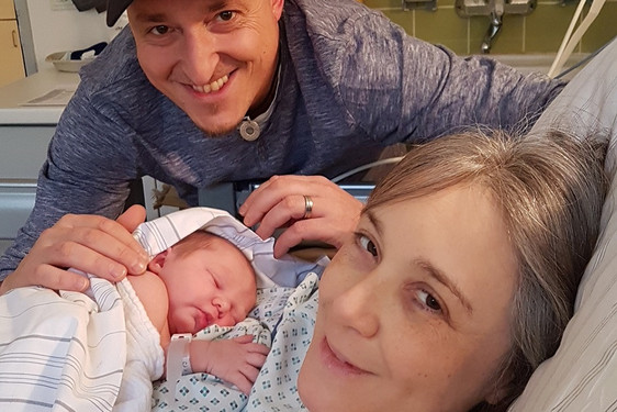 Eva-Maria Adam-Kaul und Jens Kaul aus Taunussstein, freuen sich über die Geburt ihres Sohnes Lennart Adam Kaul, dem ersten Baby 2019 in den Helios Dr. Horst Schmidt Kliniken Wiesbaden.