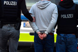 Zwei Jugendliche haben am Freitagabend in der Wiesbadener Innenstadt während einer Personenkontrolle Polizisten angegriffen. Die beiden wurden festgenommen.