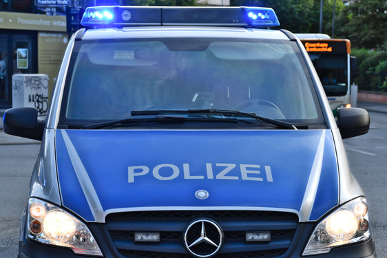Zwei geparkte Autos von Autoaufbrechern am Dienstag in Wiesbaden angegangen und Wertgegenstände gestohlen.