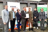 Sebastian Lutsch (IHK Wiesbaden), Lukas Schmitt (BMM ESWE Verkehr), Christine Breser (Teamleitung Mobilitätsmanagement ivm), Jörg Brömer (Präsident IHK Wiesbaden), Marion Hebding (Geschäftsführerin ESWE Verkehr), Simon Lietz (BMM ESWE Verkehr) und Dr. Tilli-Charlotte Reinhardt (Stadträtin Landeshauptstadt Wiesbaden)