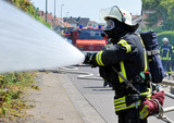 BMW brennt in Dotzheim völlig aus. Feuerwehr löscht die Flammen.
